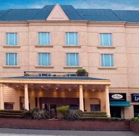 Savoy Suites Noida Ngoại thất bức ảnh