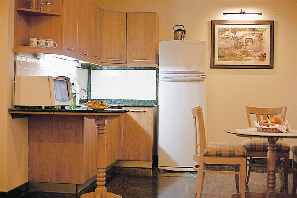 Savoy Suites Noida Ngoại thất bức ảnh