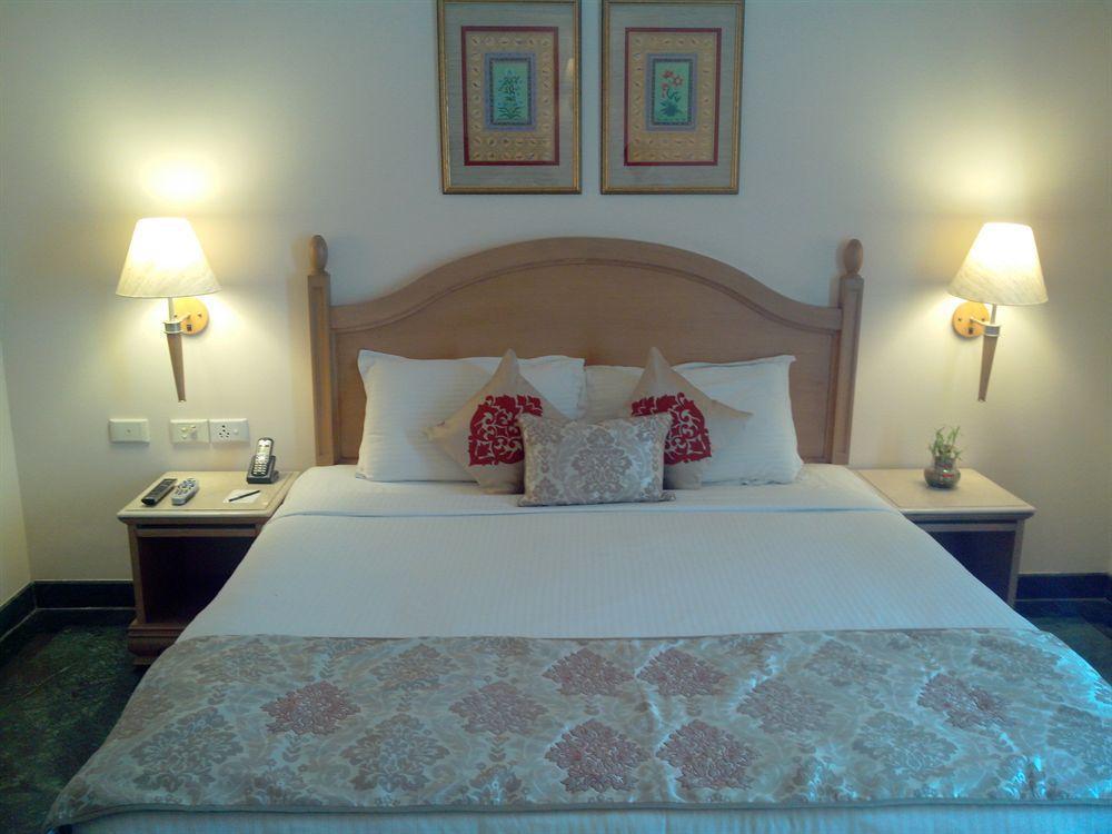 Savoy Suites Noida Ngoại thất bức ảnh